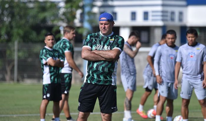 Bojan Hodak saat memimpin sesi latihan Persib Bandung, Senin (29/7/2024).