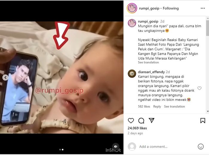 Momen baby Kamari lihat foto papa Dali di ponsel.