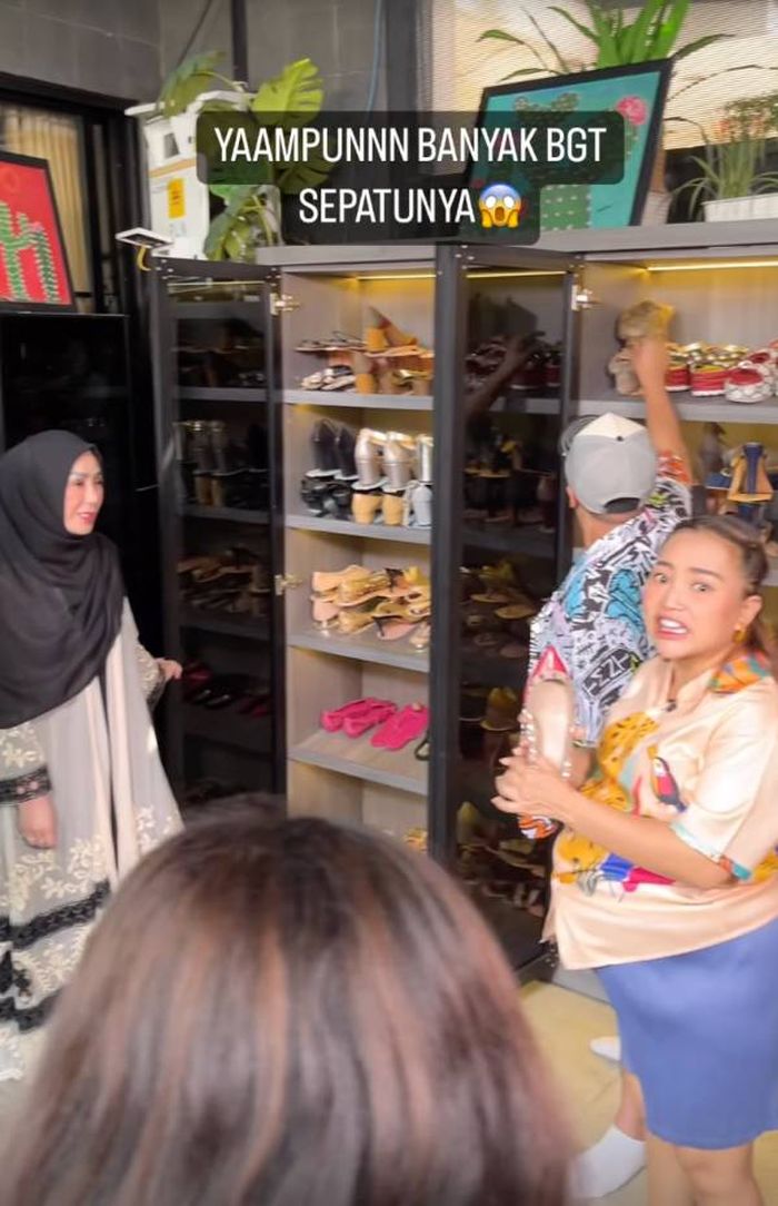 Sebagian koleksi sepatu mama Amy di rumah Lebak Bulus.