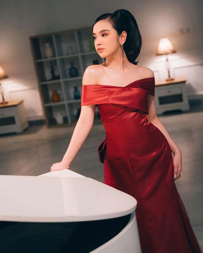 Lyodra Ginting tampil glamor kenakan gaun merah rancangan Windy Savosa.