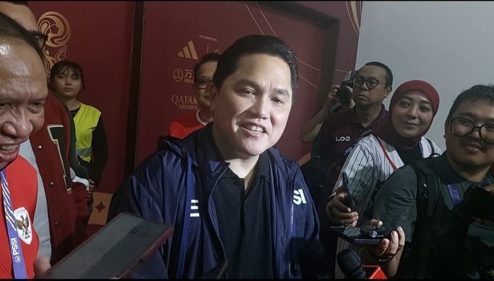 Ketua Umum PSSI Erick Thohir saat memberi keterangan kepada awak media di Stadion Gelora Bung Tomo, Surabaya, Senin (29/7/2024).