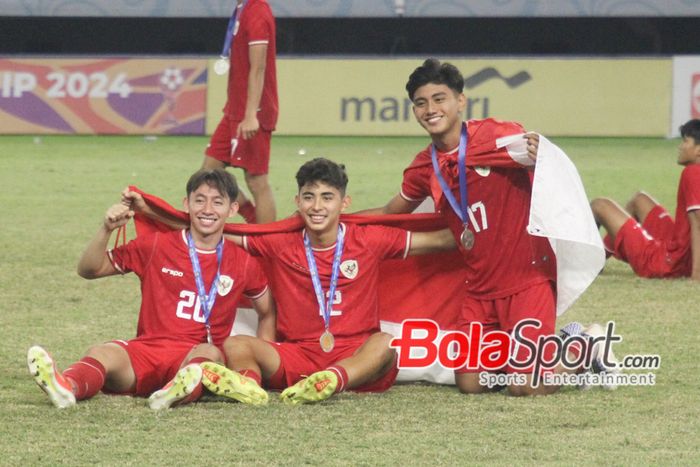 Pemain Timnas U-19 Indonesia Arlyansyah Abdulmanan (kiri), Welber Jardim (Tengah), Muhammad Mufli Hidayat (kanan) di Stadion Gelora Bung Tomo, Surabaya, Jawa Timur, Senin (29/7/2024).