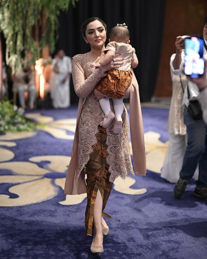 Ashanty menggendong cucu keduanya, Azura Humaira Nur Atta di acara Akad Nikah Thariq dan Aaliyah.