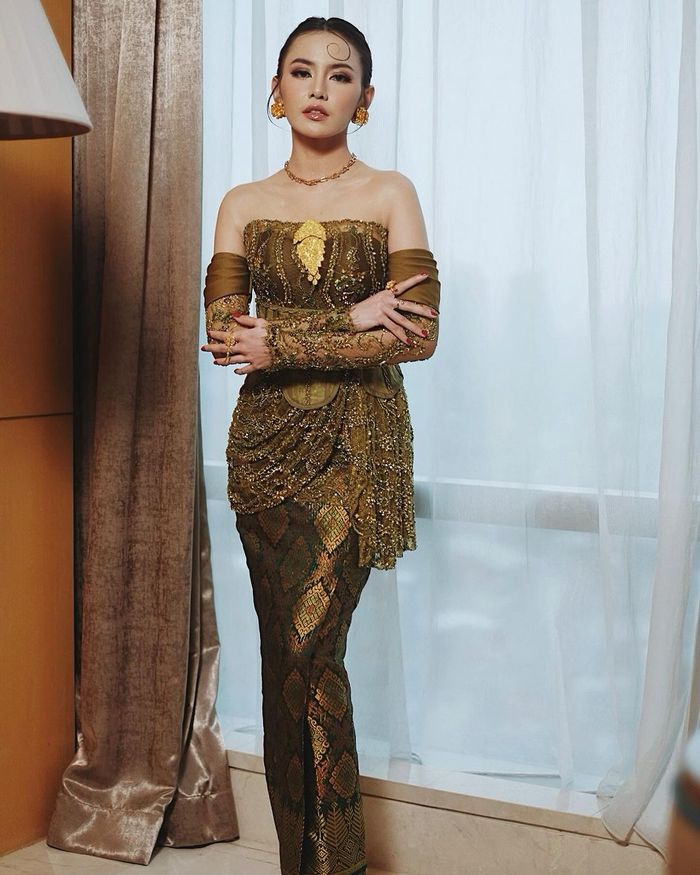 Mahalini mengenakan kebaya bridesmaid berwarna hijau tua.