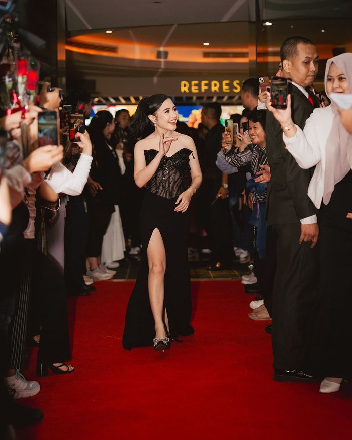 Prilly Latuconsina hadiri gala premiere dokumenter All Access to Rossa 25 Shining Years.