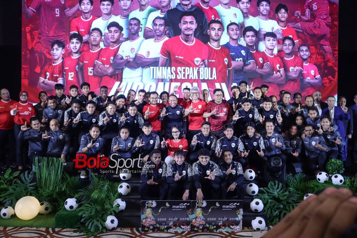 Acara penyerahaan penghargaan itu dilakukan dalam acara Malam Apresiasi Timnas U-19 Indonesia dari Mandiri di Plaza Mandiri, Sudirman, Jakarta Selatan, Rabu (31/7/2024).