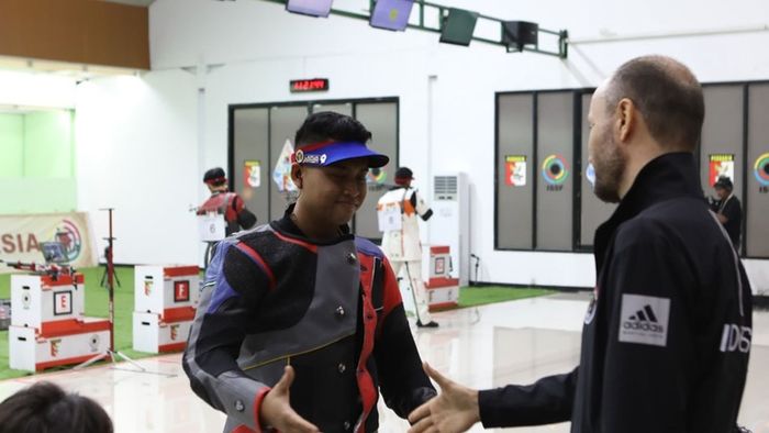 Penembak Indonesia, Fathur Gustafian, menyalami pelatihnya, Ebrahim Inanlou alias Ali Reza, selepas bertanding di Kejuaraan Senapan dan Pistol Asia 2024 di Lapangan Tembak Senayan, Jakarta, Rabu (10/1/2024). 