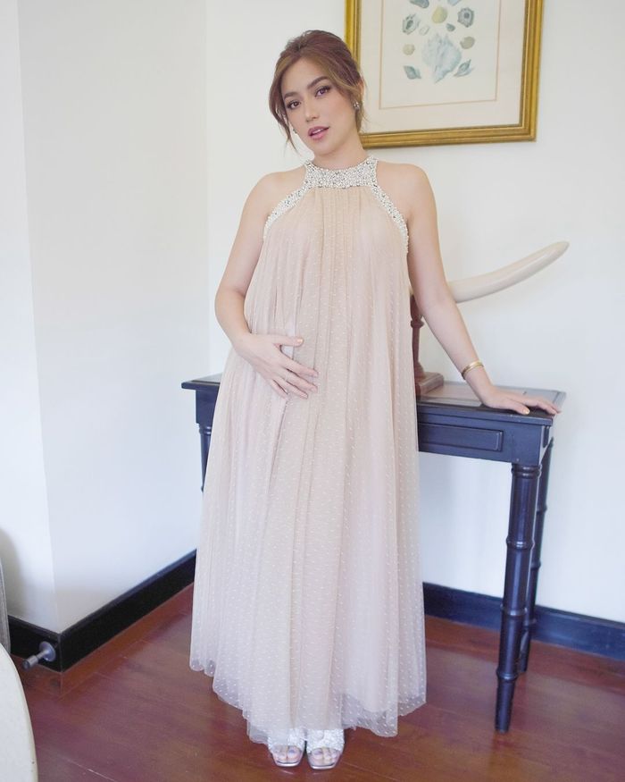 Jessica Iskandar kenakan halter neck dress rancangan brand pakaian custom lokal.