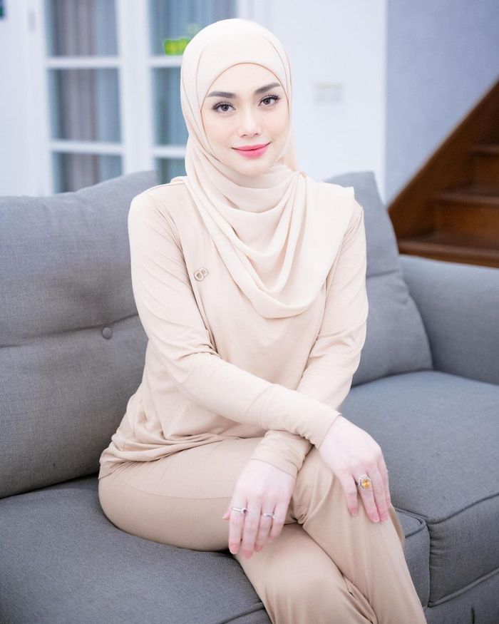 Potret santun Celine Evangelista kenakan hijab.