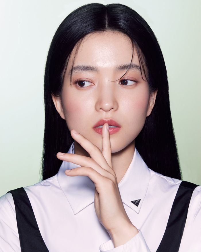 Kim Tae Ri terpilih menjadi brand ambassador Prada Beauty