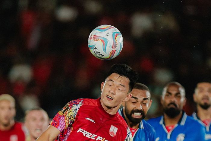 Aksi Sutanto Tan saat tampil untuk Persis Solo melawan Arema FC pada semifinal Piala Presiden 2024 di Stadion Manahan, Solo, Rabu (31/7/2024).