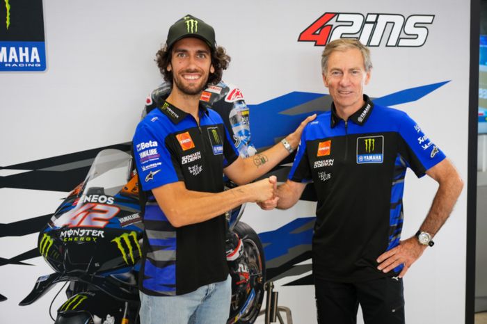 Alex Rins (kiri) berjabat tangan dengan Managing Director Yamaha Motor Racing, Lin Jarvis. Rins mendapatkan perpanjangan kontrak dari Yamaha untuk MotoGP musim 2025 dan 2026.