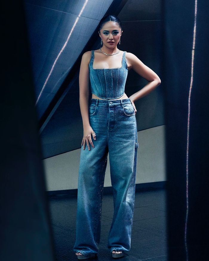 Marshanda kenakan outfit all denim dari Marc Jacobs.
