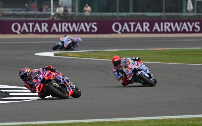 Marc Marquez (Gresini) saat melakukan towing atau membuntuti Jorge Martin (Prima Pramac) pada sesi Practice MotoGP Inggris 2024 di Sirkuit Silverstone, Inggris, Jumat (2/8/2024)