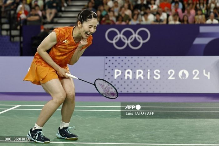 Pemain ganda putri Jepang, Chiharu Shida, melakukan selebrasi pada laga perebutan ketiga Olimpiade Paris 2024, Sabtu, 3 Agustus 2024