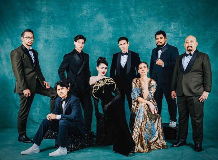 Davika Hoorne dan Mario Maurer berfoto bersama para pemain film Kang Mak.