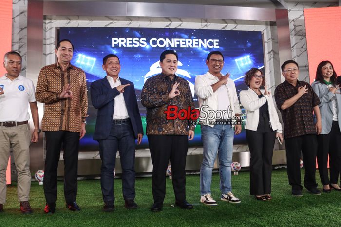 Erick Thohir (Ketua Umum PSSI, Ferry Paulus (Direktur Utama PT LIB), Catur Budi Harto (Wakil Direktur BRI), dan jajaran lainnya sedang berfoto bersama dalam jumpa pers Liga 1 2024 di BRI Center, Sudirman, Jakarta, Selasa (6/8/2024).