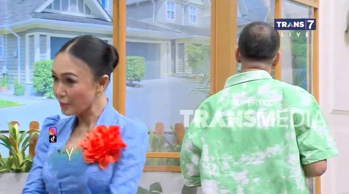 Raffi Ahmad berpura-pura tak melihat Yuni Shara saat datang ke studio FYP.