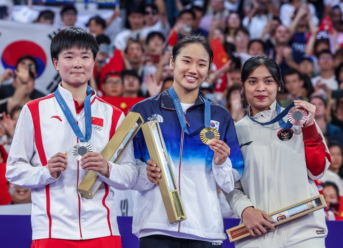 Dari kiri ke kanan, He Bing Jiao (China), An Se-young (Korea Selatan) dan Gregoria Mariska Tunjung di podium tunggal putri Olimpiade Paris 2024 di Porte de la Chapelle Arena, Senin (5/8/2024).