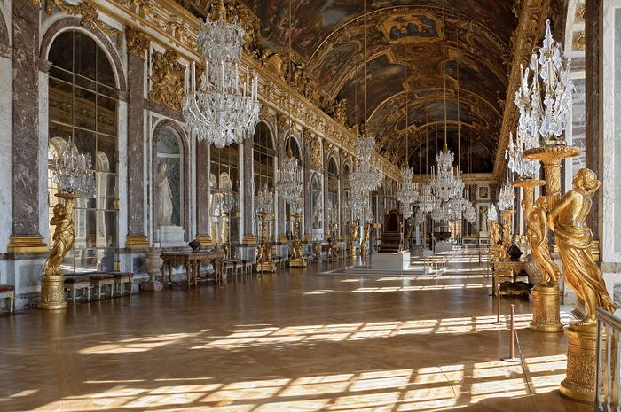 Hall of Mirrors adalah salah satu ruangan paling ikonik di Istana Versailles.