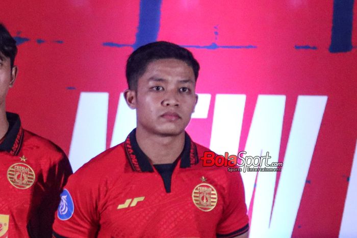 Pemain Persija Jakarta, Ilham Rio Fahmi, saat acara launching timnya dan jersey klubnya di Jakarta International Stadium, Jakarta Utara, Rabu (7/8/2024).