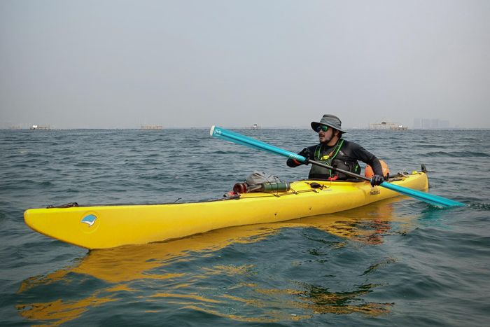 Editor at Large SayaPilihBumi Ramon Yusuf Tungka saat sedang berlatih kayak sebagai persiapan Dayung Jelajah Nusantara Belitong.