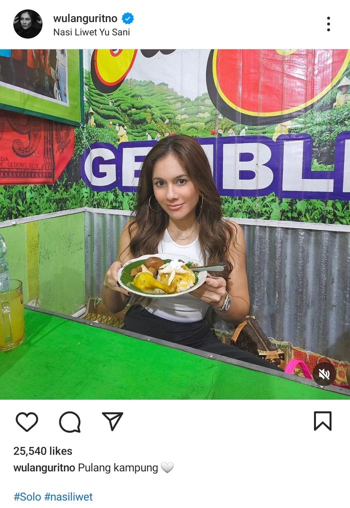 Wulan Guritno makan di warung lesehan pinggir jalan