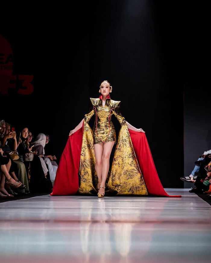 Laura Moane menjadi model tamu fashion show Eko Tjandra.