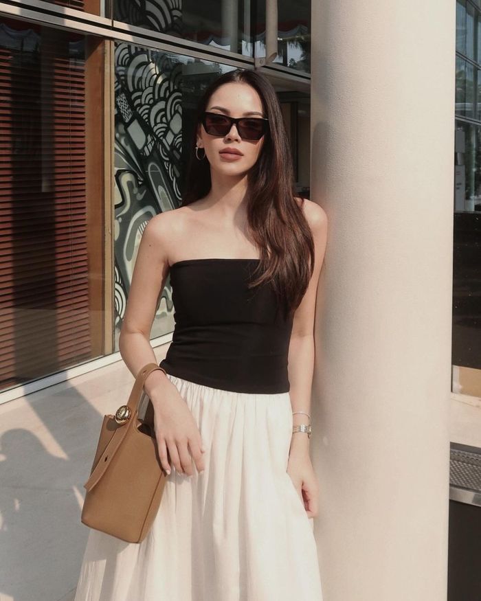 OOTD Alyssa Daguise kenakan outfit monokrom.
