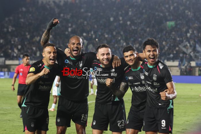 David Da Silva serta sejumlah pemain Persib Bandung melakukan selebrasi seusai timnya mampu mencetak gol dalam laga pekan pertama Liga 1 2024 melawan PSBS Biak di Stadion Si Jalak Harupat, Bandung, Jawa Barat, Jumat (9/8/2024).