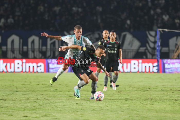 Mailson Lima Duarte Lopes (kanan) sedang menguasai bola dalam laga pekan pertama Liga 1 2024 antara Persib Bandung versus PSBS Biak di Stadion Si Jalak Harupat, Bandung, Jawa Barat, Jumat (9/8/2024).