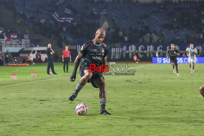 David Da Silva sedang menguasai bola dalam laga pekan pertama Liga 1 2024 antara Persib Bandung versus PSBS Biak di Stadion Si Jalak Harupat, Bandung, Jawa Barat, Jumat (9/8/2024).