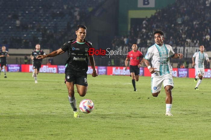 Dimas Drajad (kiri) sedang mengusai bola dalam laga pekan pertama Liga 1 2024 antara Persib Bandung versus PSBS Biak di Stadion Si Jalak Harupat, Bandung, Jawa Barat, Jumat (9/8/2024).