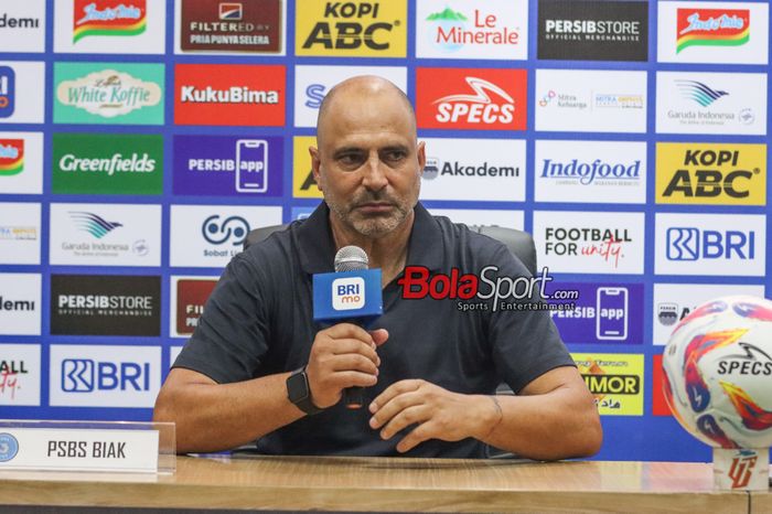 Pelatih PSBS Biak, Juan Eduardo Esnaider Belen, sedang memberikan keterangan kepada awak media di Stadion Si Jalak Harupat, Bandung, Jawa Barat, Jumat (9/8/2024).