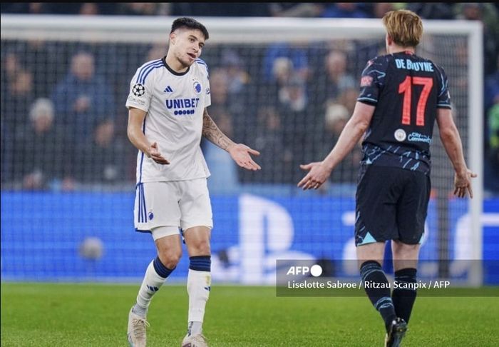 Bek keturunan Indonesia, Kevin Diks (kiri), saat berduel dengan Kevin De Bruyne dalam partai FC Copenhagen vs Manchester City di Liga Champions.