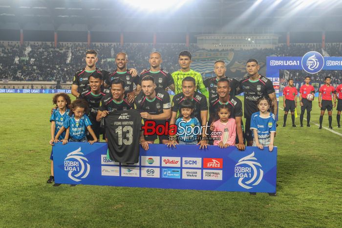 Skuad Persib Bandung (skuat Persib Bandung) sedang foto bersama di Stadion Si Jalak Harupat, Bandung, Jawa Barat, Jumat (9/8/2024).