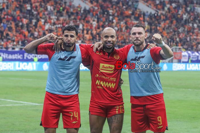 Gustavo Almeida (tengag) sedang melakukan selebrasi bersama rekannya seusai mencetak gol dalam laga pekan pertama Liga 1 2024 antara Persija Jakarta versus Barito Putera di Jakarta International Stadium (JIS), Jakarta Utara, Sabtu (10/8/2024) malam.