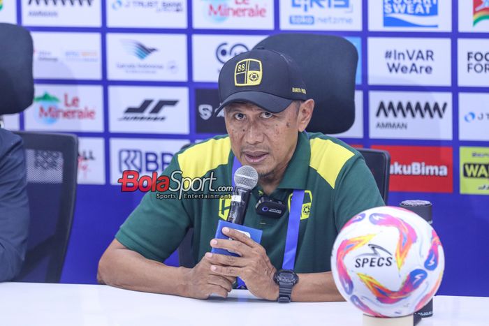 Pelatih Barito Putera, Rahmad Darmawan, sedang memberikan keterangan kepada awak media di Jakarta International Stadium (JIS), Jakarta Utara, Sabtu (10/8/2024) malam.