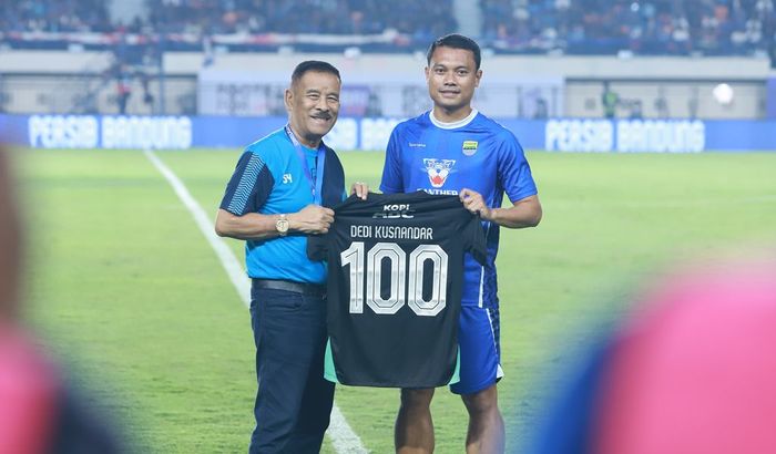 Dedi Kusnandar menerima jersey spesial dari Komisaris PT PERSIB Bandung Bermartabat, Umuh Muchtar di Stadion Si Jalak Harupat Kabupaten Bandung, Jumat, 9 Agustus 2024.