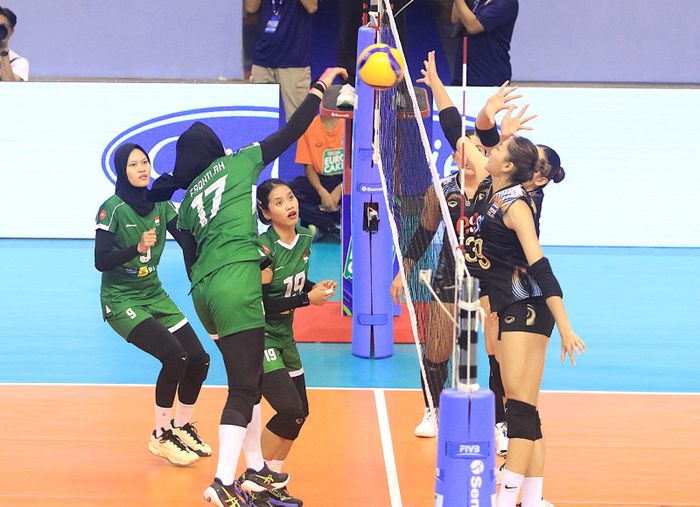 Middle blocker senior timnas voli putri Indonesia, Wilda Nurfadhilah melepaskan serangan ke arah Thailand pada laga leg kedua SEA V League 2024 di Chachai Hall, Nakhon Ratchasima, Thailand, Sabtu (10/8/2024).