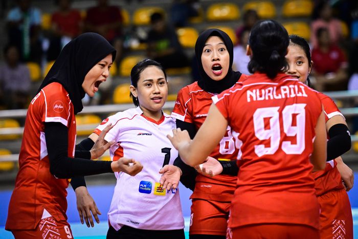 Pemain timnas voli putri Indonesia, dari kiri; Arsela Nuari Purnama, Yulis Indahyani, Megawati Hangestri Pertiwi, Nurlaili Kusumah, Tisya Amallya pada laga melawan Vietnam di SEA V League 2024, Jumat, 9 Agustus 2024