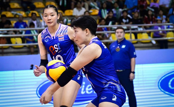 Outside hitter timnas voli Thailand, Wipawee Srithong sedang melakukan receive ketika laga melawan Filipina pada SEA V League 2024, Jumat, 9 Agustus 2024