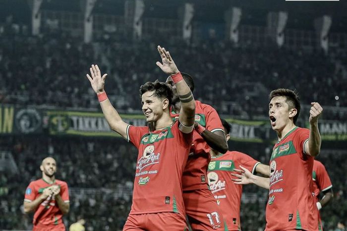 Selebrasi pemain Persebaya Surabaya, Bruno Moreira, usai mencetak gol penalti ke gawang PSS Sleman pada pekan pertama Liga 1 2024/2025 di Stadion Gelora Bung Tomo (GBT), Surabaya, Minggu (11/8/2024).
