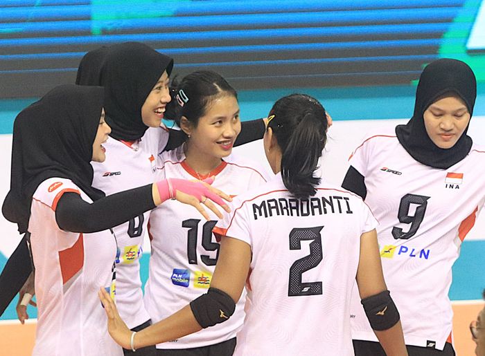 Para pebola voli timnas Indonesia, dari kiri; Wilda Siti Nur Fadhilah, Megawati Hangestri Pertiwi, Tisya Amallya, Maradanti Namira, dan Arsela Nuari Purnama dalam pertandingan leg kedua SEA V League 2024 di Nakhon Ratchasima, Thailand, 11 Agustus 2024. 