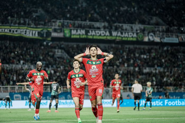 Selebrasi Bruno Moreira usai mencetak gol tunggal kemenangan Persebaya atas PSS dari titik putih pada laga perdana Liga 1 2024/2025