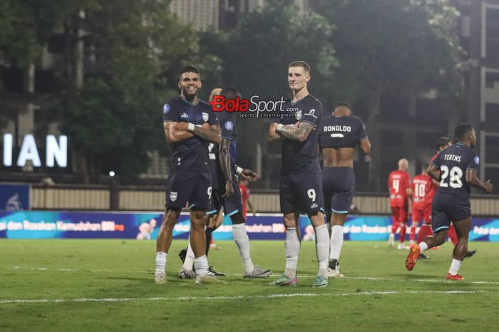 Leonardo Andriel Dos Santos (kanan) dan Rosembergne Da Silva alias Berguinho (kiri) sedang melakukan selebrasi seusai Borneo FC mencetak gol dalam laga pekan pertama Liga 1 2024 melawan Semen Padang di Stadion PTIK, Blok M, Jakarta, Senin (12/8/2024)., Senin (12/8/2024).