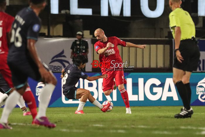 Charlie Thomas Scott sedang menguasai bola dalam laga pekan pertama Liga 1 2024 antara Semen Padang versus Borneo FC di Stadion PTIK, Blok M, Jakarta, Senin (12/8/2024).