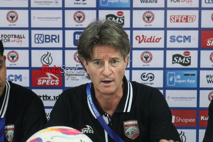 Pelatih Borneo FC, Pieter Huistra, sedang memberikan keterangan kepada awak media di Stadion PTIK, Blok M, Jakarta, Senin (12/8/2024)., Senin (12/8/2024).