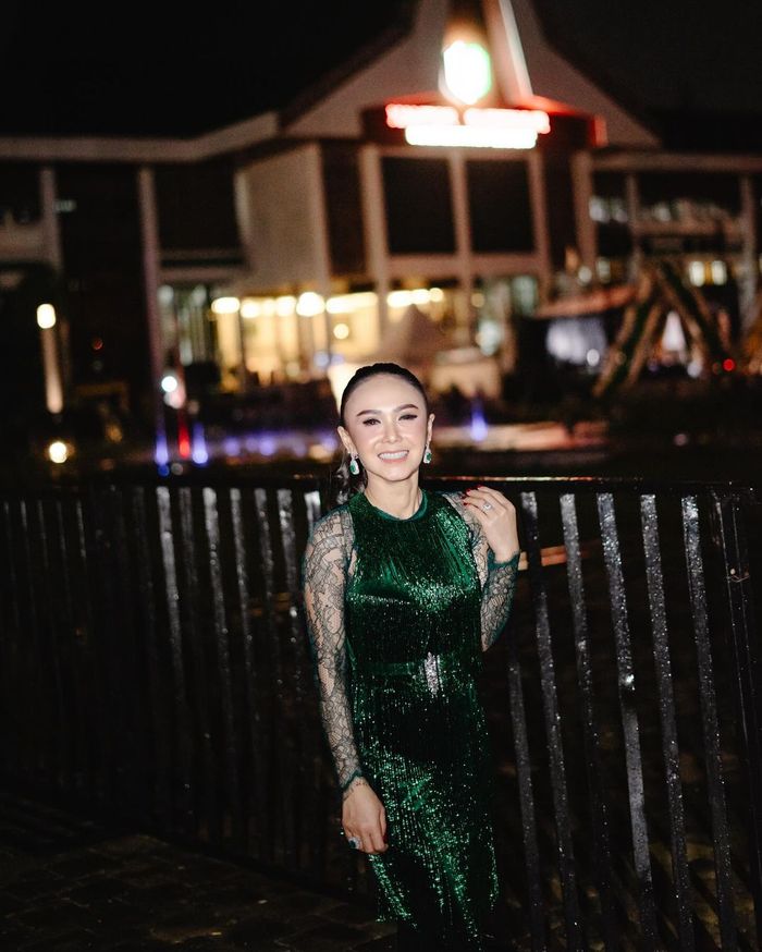 Yuni Shara manggung kenakan dress hijau berkilau.