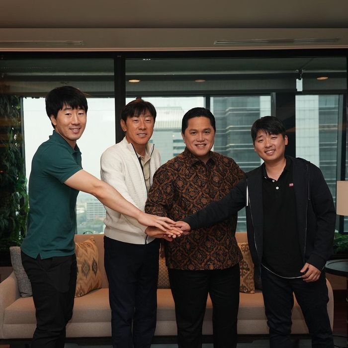 Pertemuan antara Ketua Umum PSSI, Erick Thohir (tengah kanan) dan Pelatih Timnas Indonesia, Shin Tae-yong (tengah kiri)